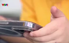 Trẻ em sử dụng điện thoại quá mức dẫn đến cô đơn, trầm cảm