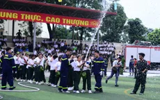 Chiến sĩ nhí vượt ‘biển khói’, học kỹ năng dập lửa
