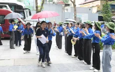 Phụ huynh Hà Nội đồng hành cùng sĩ tử trong ngày đầu kỳ thi tuyển sinh lớp 10
