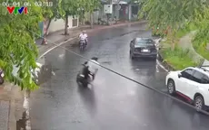 Xe máy ôm cua tốc độ cao trên đường trơn trượt, lao thẳng vào nhà dân