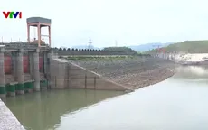 Hồ Hòa Bình “rút cạn” phục vụ dự án, người dân lao đao vì cá chết, tốn chi phí