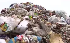 Bãi rác ở "thủ phủ bánh kẹo" Hà Nội chất đầy sản phẩm hết hạn, không rõ nguồn gốc