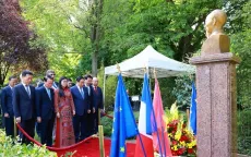 Thủ tướng đặt vòng hoa và thăm khu tưởng niệm Chủ tịch Hồ Chí Minh tại Montreuil