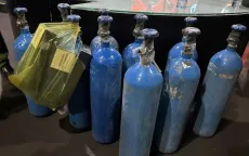 Phát hiện xe khách chở hàng trăm bình khí nghi là “khí cười” không rõ nguồn gốc