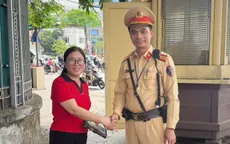 Rơi ví khi đi khám bệnh, người phụ nữ bất ngờ nhận lại từ CSGT Hà Nội
