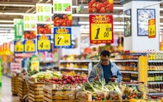 Trung Quốc: Doanh số bán lẻ bất ngờ khởi sắc