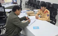 Tài xế 2 lần vượt đèn đỏ để chở người đi cấp cứu được CSGT biểu dương