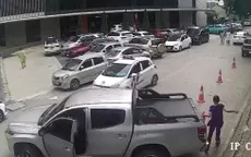 Xe bán tải bất ngờ lùi cán qua người phụ nữ đi bộ trong bệnh viện ở Hà Nội