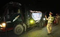CSGT Hà Nội xử phạt nhiều xe quá tải hoạt động về đêm