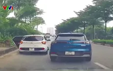 Nguy hiểm từ hành vi dừng xe bất cẩn trên đường