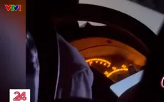 Tài xế xe khách chạy 100 km/h vẫn cầm điện thoại nhắn tin