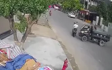 Xe máy phóng như bay va vào đầu xe tải, 3 người thương vong