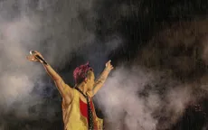 G-Dragon hát dưới mưa trong sự kiện thu hút hàng chục nghìn khán giả ở Hà Nội