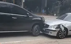 Tài xế Mercedes chở con nhỏ, dừng giữa đường chơi ma túy rồi tông nhiều ô tô