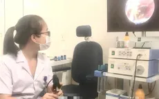 Gắp thành công ong muỗi chui vào tai người làm đồng