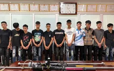 Nhóm thanh thiếu niên mang kiếm diễu phố, quay clip đăng TikTok
