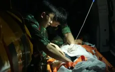 Cứu sống ngư dân bị thủng tạng trên biển