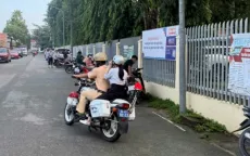 CSGT Đồng Nai dùng xe mô tô hỗ trợ 2 nữ sinh đổi thẻ dự thi do cầm nhầm