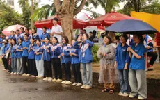 Học sinh lớp 10, 11 tiếp sức mùa thi: Vừa hỗ trợ các anh chị, vừa học cho chính mình