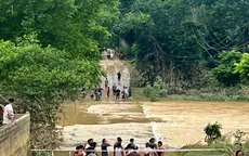 Qua cầu ngầm, hai bố con rơi xuống sông mất tích