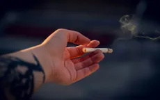 Pháp chính thức cấm hút thuốc lá ở nhiều nơi công cộng