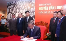 Tổng Bí thư Tô Lâm cắt băng khai mạc triển lãm về Tổng Bí thư Nguyễn Văn Linh
