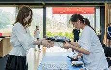 Han So Hee gây xúc động với món quà bí mật