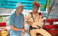 CSGT kịp thời khuyên nhủ nam thanh niên từ bỏ ý định dại dột trên cầu Chương Dương