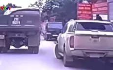 Cửa thùng xe tải bật tung khi đang chạy, va vào hai ô tô đỗ ven đường