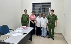 Đi lạc giữa chiều muộn, cụ ông được công an xã đưa về với gia đình