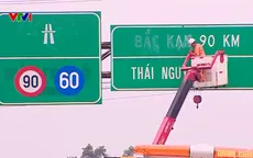 Tháo dỡ biển báo không phù hợp sau sáp nhập