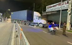Container mất lái cày nát dải phân cách, chắn ngang đường tại TP Hồ Chí Minh