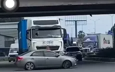 Xe container đẩy ô tô gần 100m trên Quốc lộ 51