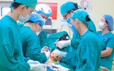 Ngã từ mái nhà cao 2m: Người đàn ông bị gãy ổ cối, xương chậu và hàng loạt xương sườn