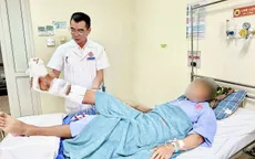 Nối thành công cẳng chân gần đứt rời do máy cắt cỏ chém