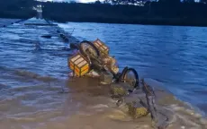 Cố băng qua cầu tràn, một phụ nữ bị nước lũ cuốn trôi