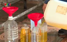 Lo dầu ăn giả, nhiều người mua lạc về ép lấy dầu