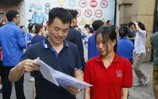 Nhập học lớp 10 tại Hà Nội: Phụ huynh chọn đến trường để yên tâm hơn