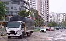 Hàng trăm “ổ gà, ổ voi” trên tuyến đường dài 1km ở Hà Nội