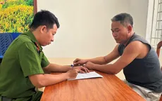 Bị kiểm tra vì đi vào đường cấm, tài xế đầu kéo chống đối lực lượng chức năng