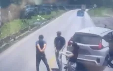 Người đàn ông cầm vật giống súng đe dọa tài xế trên đường
