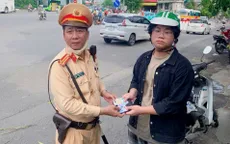 Nhặt được ví có 5 triệu đồng, CSGT Hà Nội tìm và trao lại cho nam sinh viên