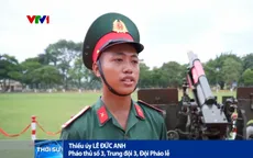 Đằng sau quân phục Hạ sĩ của Thiếu úy Đội pháo lễ