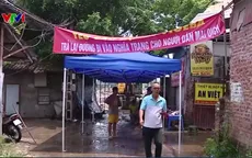 Hà Nội: Đường vào nghĩa trang bị đào hố, rào tôn, người dân lội nước vào viếng mộ