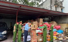 Hà Nội: Hơn 50 hộ kinh doanh tự nguyện giao nộp 25 tấn bánh kẹo, thực phẩm kém chất lượng