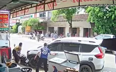 Thợ điện lạnh phá cửa kính cứu tài xế đột quỵ trong ô tô