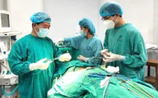 Cứu sống bệnh nhân bị xiên vịt nướng đâm xuyên cổ