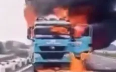 Xe tải bốc cháy dữ dội trên đường ở Ninh Bình