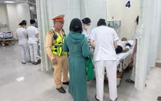 Cảnh sát dùng xe đặc chủng đưa nam thanh niên đi cấp cứu