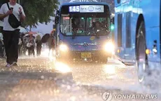 Mưa lớn gây ngập lụt thủ đô Seoul, 1 người thiệt mạng do tường sập